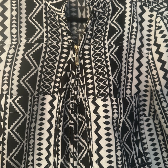 2B Bebe Black and White Patterned Women's Top - Picture 4 of 4